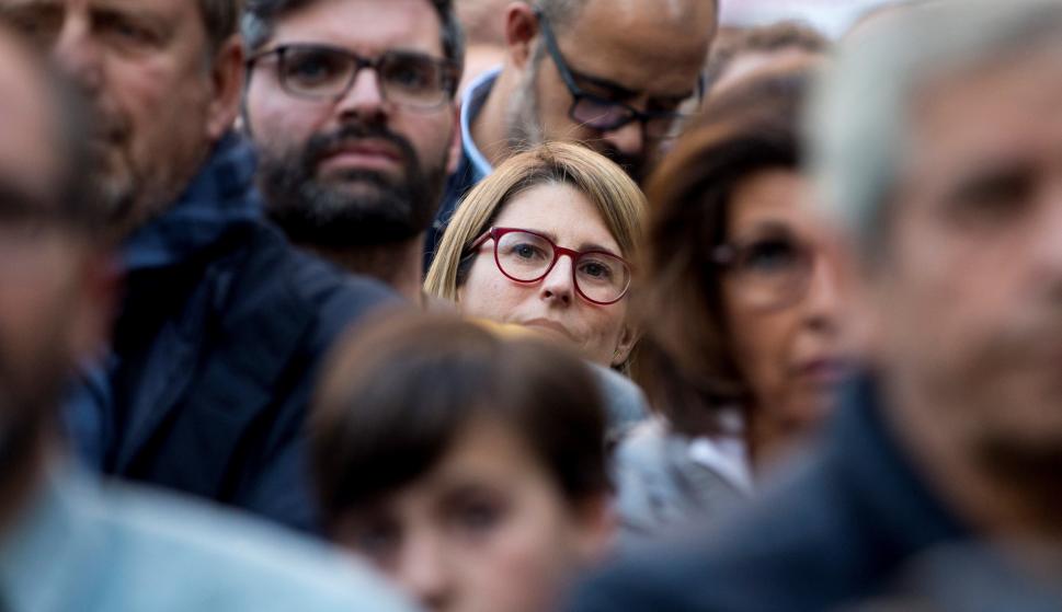 Elsa Artadi (c) durante una concentración en la plaza Sant Jaume de Barcelona, en solidaridad con Oriol Junqueras y Joaquim Forn.EFE/Quique García