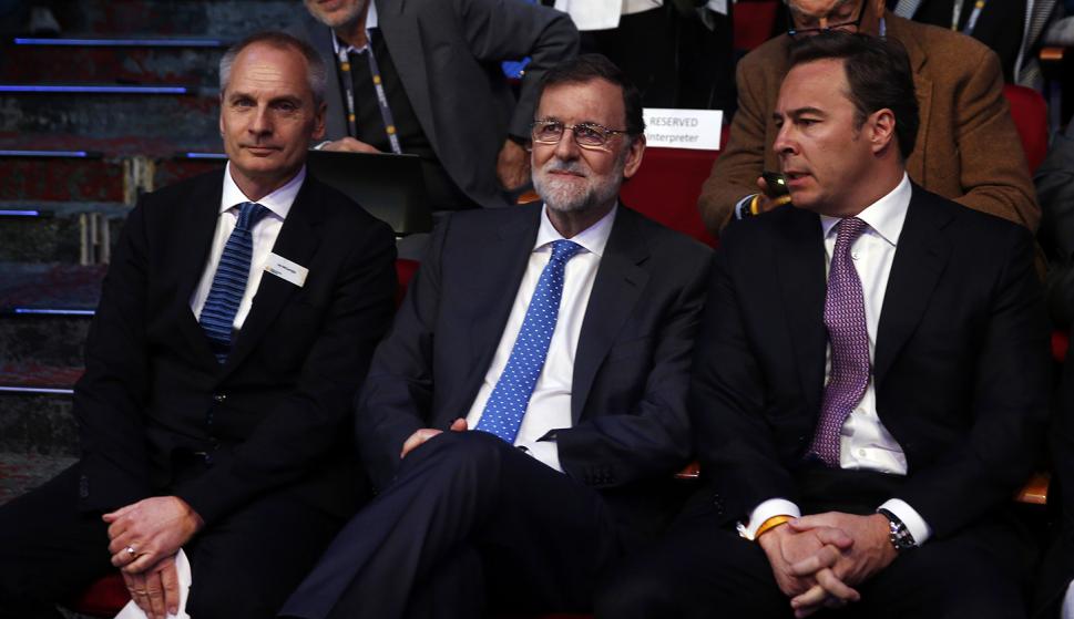 Imagen del presidente del Gobierno, Mariano Rajoy (c), junto al presidente de El Corte Inglés, Dimas Gimeno (d) y el fundador del World Retail Congress, Ian McGarrigle (i).