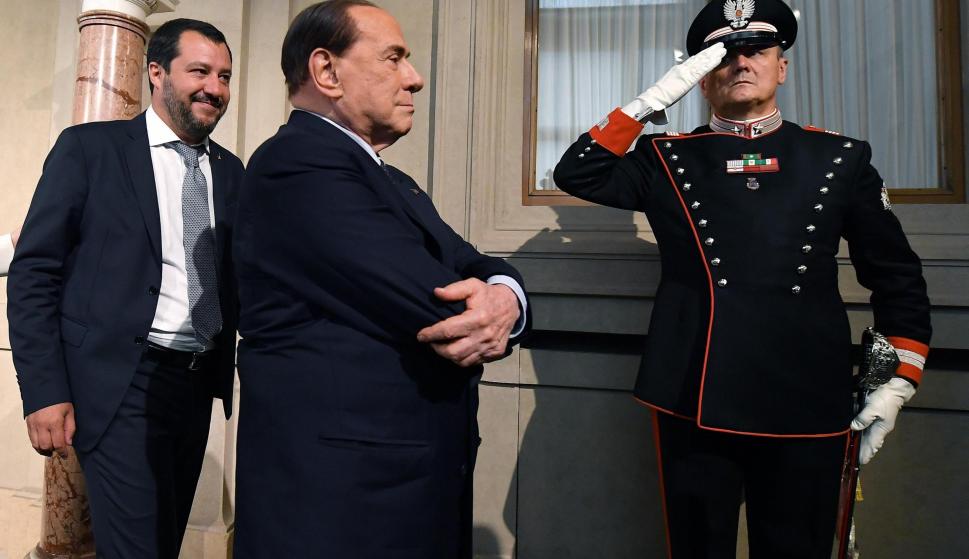 El líder de la coalición de derechas, Matteo Salvini, (i) junto al líder del partido Forza Italia, Silvio Berlusconi, (c), el  7 de mayo de 2018. EFE/ Ettore Ferrari