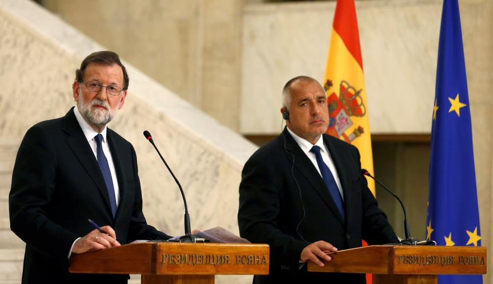El presidente del Gobierno, Mariano Rajoy (i), y el primer ministro búlgaro, Boiko Borisov, en una rueda de prensa en Sofía en el primer día de la visita oficial que realiza a Bulgaria. EFE/Presidencia del Gobierno/Diego Crespo
