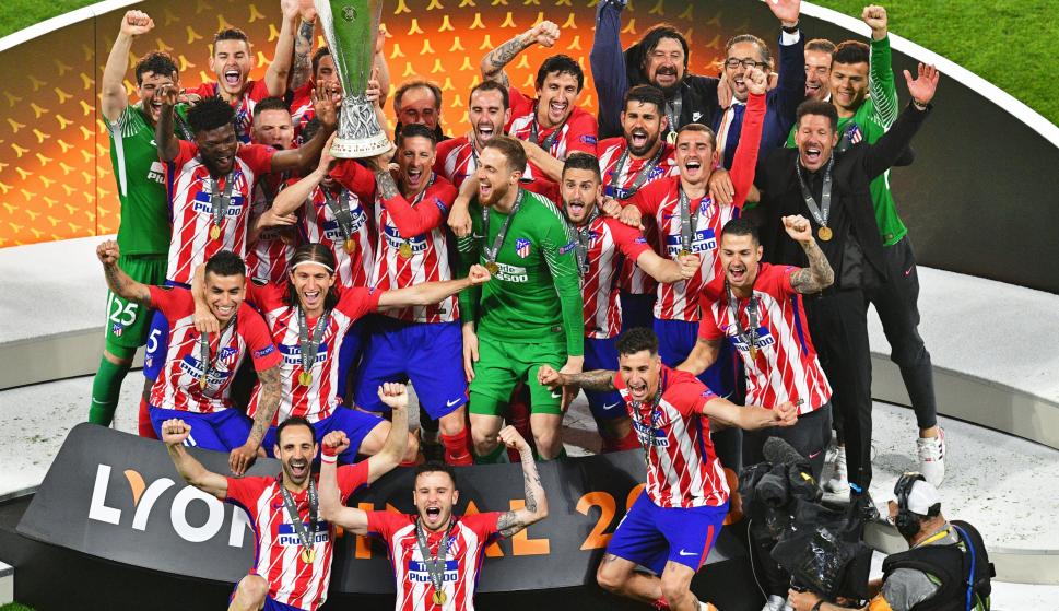 Los jugadores y técnicos del Atlético Madrid celebran con el trofeo de campeón de la Liga Europa. EFE/SASCHA STEINBACH