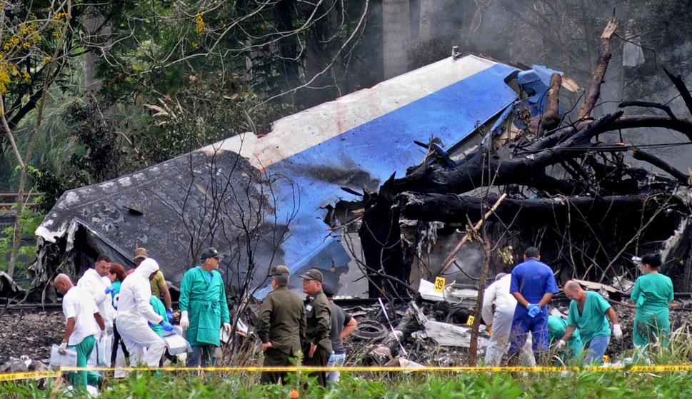 Policías y militares trabajan entre los restos del avión Boeing-737 que se estrelló poco después de despegar del aeropuerto José Martí de La Habana (Cuba) EFE/Omara García