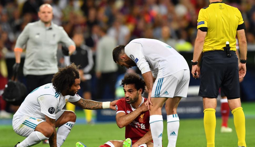 Mohamed Salah después de sufrir la lesión que le obligó a abandonar la final de la UEFA Champions League (EFE / EPA / GEORGI LICOVSKI)