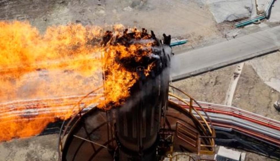 Imagen aérea captada con un dron del área del quemador de una planta con un defecto en el sello de vapor (ICDRON)
