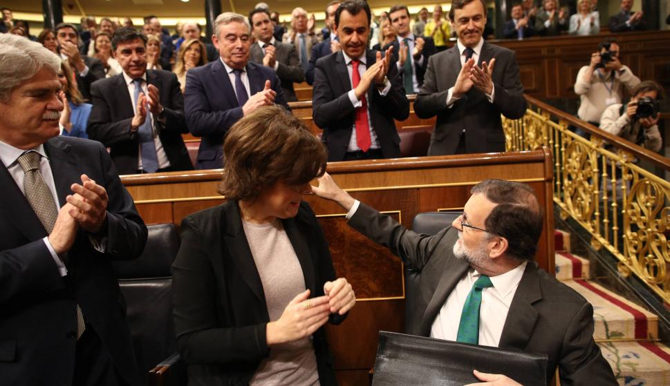Rajoy aplaudido por el grupo parlamentario del PP