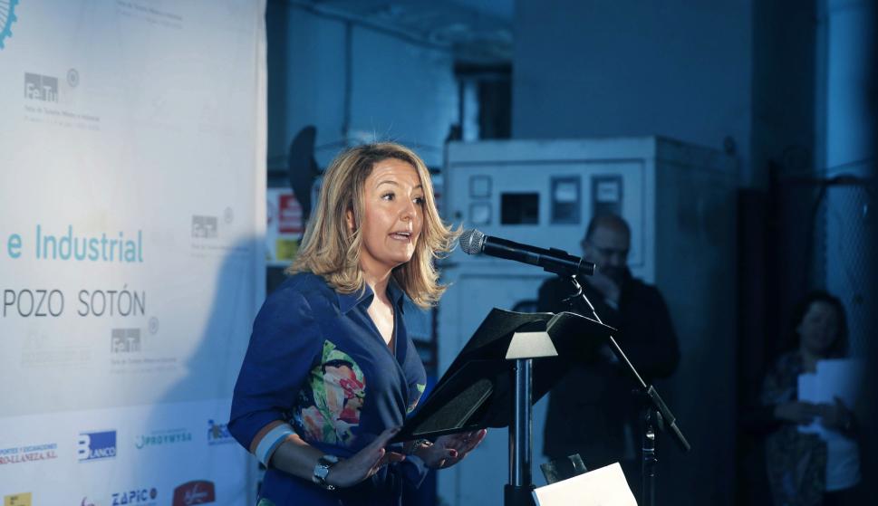 La presidenta de Hunosa, María Teresa Mallada, interviene en la inauguración de la tercera edición de la Feria de Turismo Minero e Industrial en el Pozo Sotón. EFE/José Luis Cereijido.