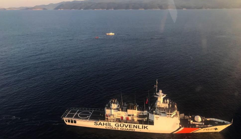 El guardacostas turco, Sahil Guevenlik, busca a refugiados supervivientes. EFE/EPA/