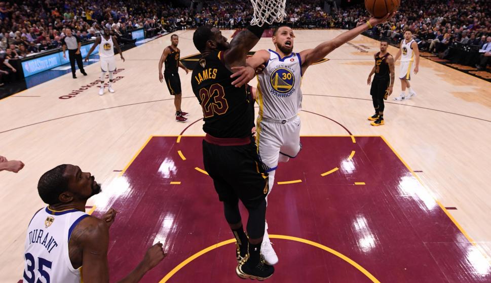 Stephen Curry entra a canasta ante la defensa de LeBron James durante la segunda mitad del partido en el Quicken Loans Arena de Cleveland, Ohio, el 8 de junio de 2018 (EFE/EPA/CARLOS OSORIO / ASSOCIATED PRESS)