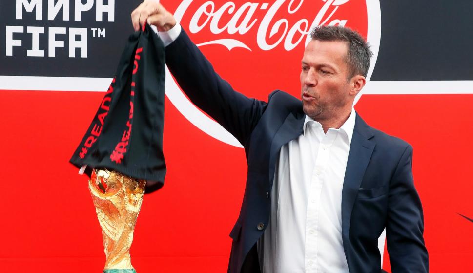 El exfutbolista alemán Lothar Matthaeus presenta el trofeo de la Copa del Mundo en Moscú, el 3 de junio de 2018. EFE / MAXIM SHIPENKOV