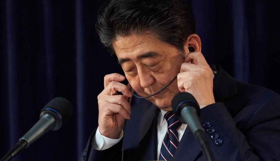 El primer ministro de Japón, Shinzo Abe, ajusta sus auriculares durante la conferencia de prensa al final de la Cumbre del G7 en la ciudad de Quebec, el 9 de junio de 2018.EFE / EPA / ANDRE PICHETTE