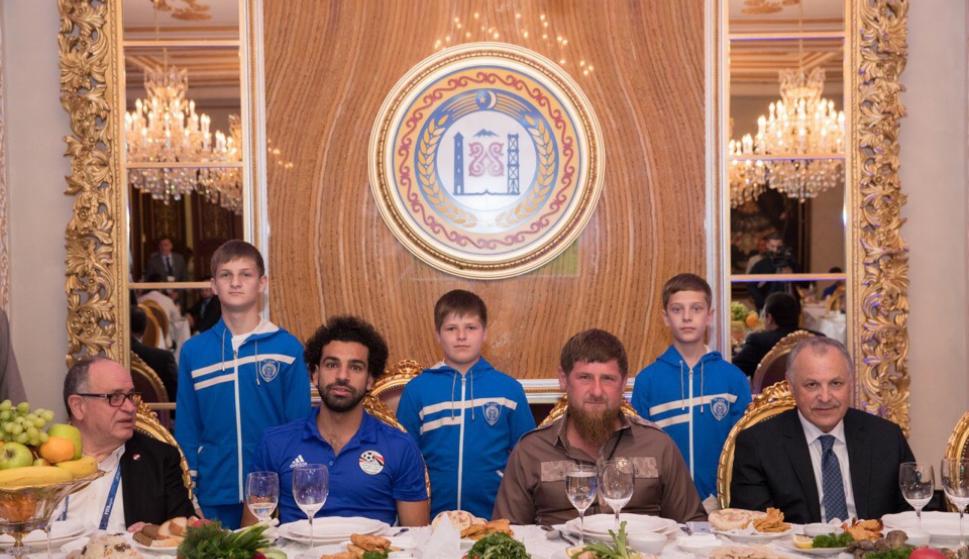 El líder checheno Ramzan Kadyrov junto al delantero egipcio Mohamed Salah durante la cena ofrecida a la selección egipcia (vk.com/ramzan)
