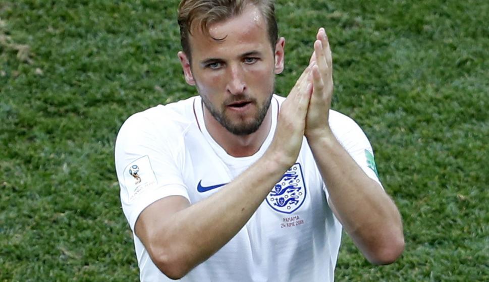 Harry Kane aplaude cuando abandona el terreno de juego durante el partido de fútbol entre Inglaterra y Panamá en Nizhny Novgorod, Rusia, el 24 de junio de 2018. (EFE/EPA/RITCHIE B. TONGO)