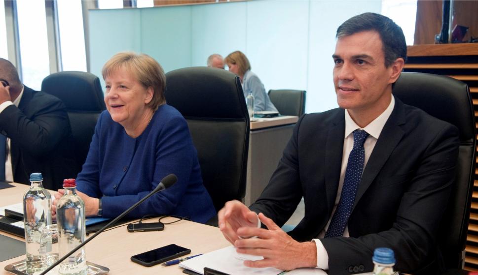 Pedro Sánchez junto a Merkel en la minicumbre