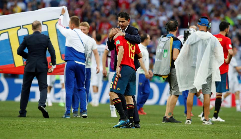 El seleccionador español Fernando Hierro abraza al defensa español Jordi Alba (c) tras el partido España-Rusia, de octavos de final del Mundial de Fútbol de Rusia (EFE/Alberto Estévez)
