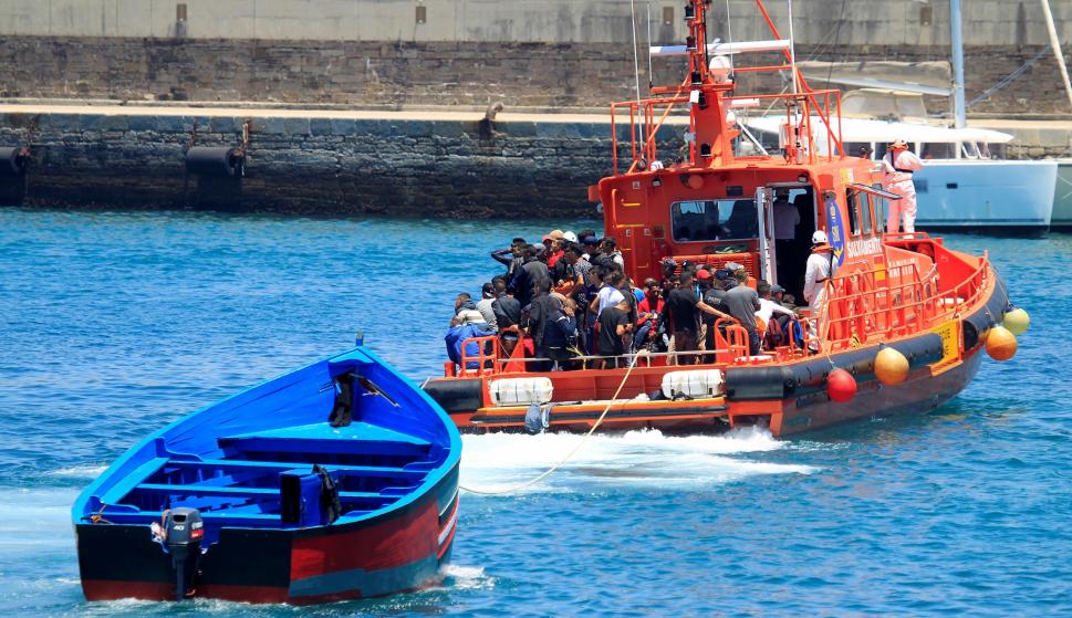 Salvamento Marítimo llega al puerto de Tarifa (Cádiz) tras rescatar a setenta inmigrantes en aguas del estrecho de Gibraltar cuando viajaban en la patera que llevan remolcada. EFE/A.Carrasco Ragel