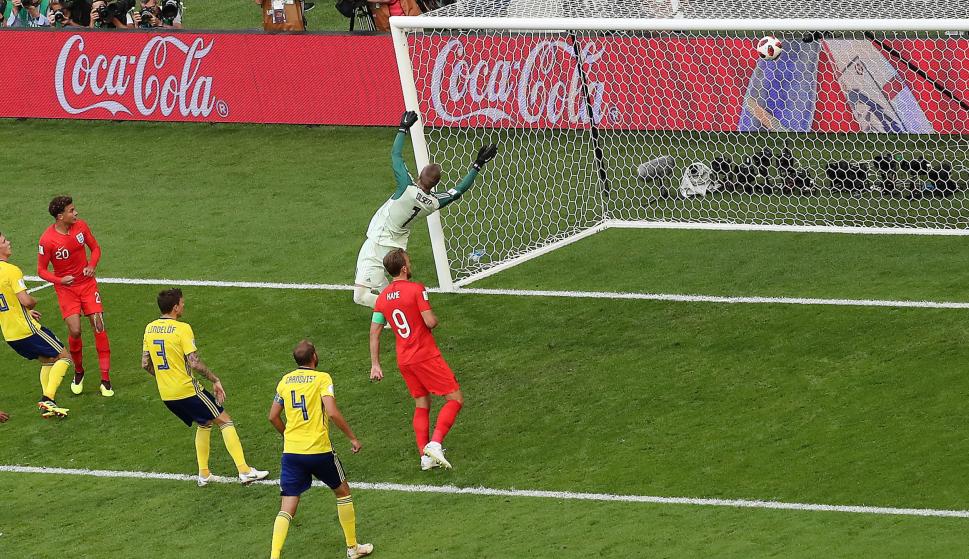 Dele Alli anota el 2-0 durante el partido de cuartos entre Suecia e Inglaterra en Samara, el 7 de julio de 2018. (EFE/EPA/ABEDIN TAHERKENAREH)