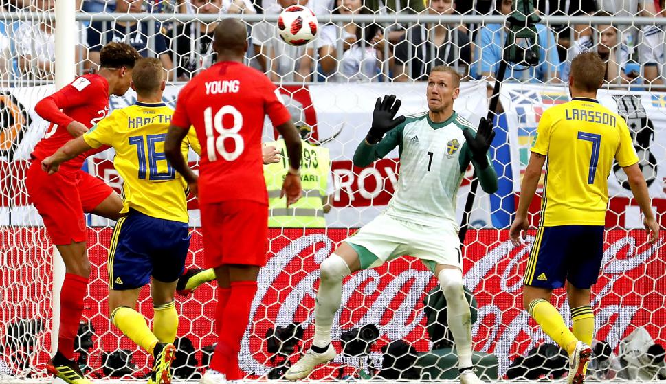 Dele Alli marca de cabeza el 2-0 durante el partido de cuartos entre Suecia e Inglaterra en Samara, Rusia, el 7 de julio de 2018. EFE/EPA/SERGEI ILNITSKY