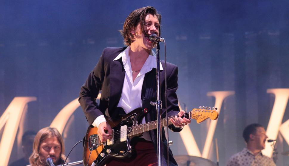 El compositor y cantante de la banda británica 'Arctic Monkeys', Alex Turner, durante el concierto del festival Mad Cool ofrecido esta noche en el parque de Valdebebas, en Madrid. EFE/Víctor Lerena