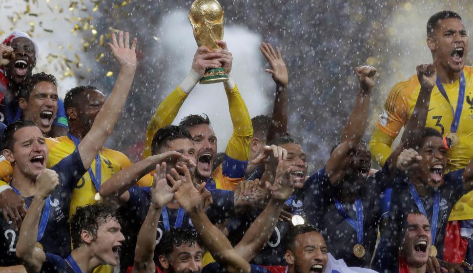 Los jugadores franceses alzan al cielo de Moscú el trofeo de Campeones del Mundo (EFE)