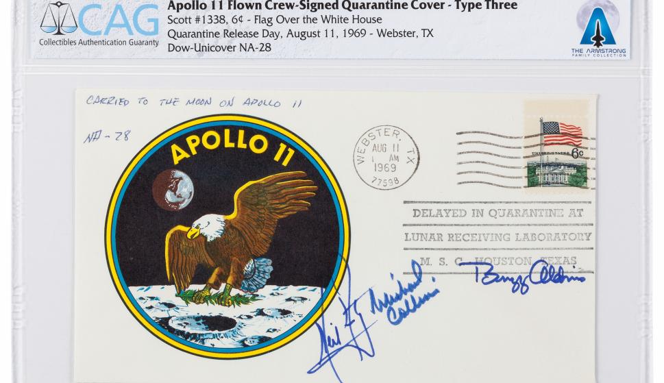 Uno de los objetos firmados por los tripulantes del Apolo XI (Heritage Auctions)