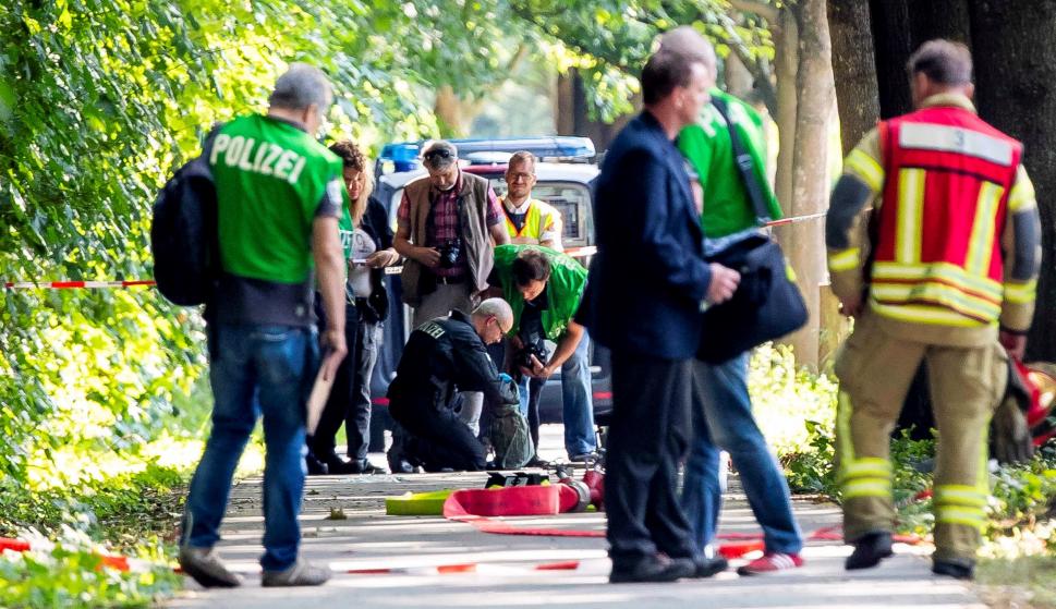 Efectivos de cuerpos de seguridad trabajan en el lugar donde doce personas resultaron heridas en la ciudad alemana de Lübeck, el 20 de julio del 2018. EFE/Christian Schaffrath
