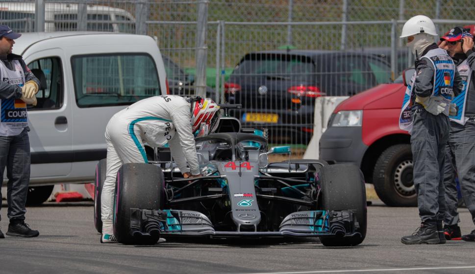 El británico Lewis Hamilton junto a su monoplaza tras sufrir un fallo hidráulico en la clasificación (EFE/EPA/RONALD WITTEK)