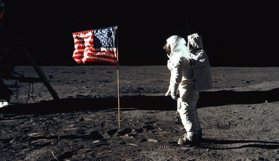 La legendaria fotografía de Buzz Aldrin junto a la bandera estadounidense / NASA