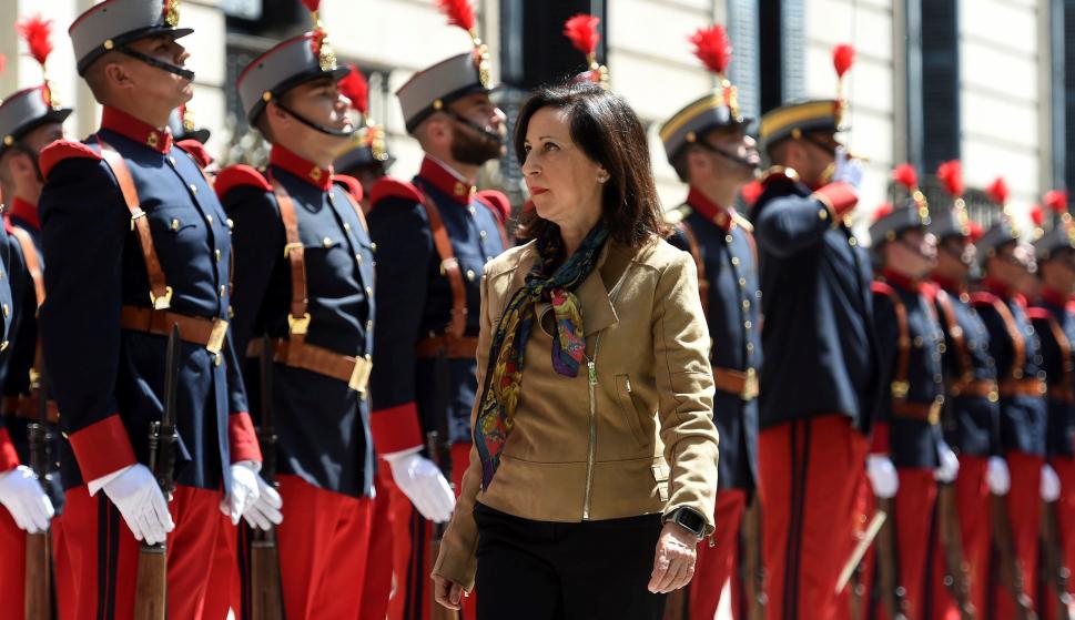 La ministra de Defensa, Margarita Robles, pasa revista en el Cuartel General del Ejécito