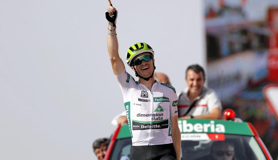 El corredor estadounidense del equipo Dimension Data, Benjamin King, celebra su victoria en la novena etapa de La Vuelta 2018 disputada entre Talavera de la Reina(Toledo) y La Covatilla(Salamanca). EFE/Manuel Bruque