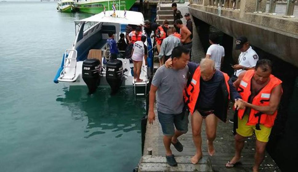 Los turistas españoles son ayudados a desembarcar tras su rescate del catamarán (Foto de la cuenta de Facebook del Parque Nacional Nopparat Tara-Mu Koh Phi Phi )
