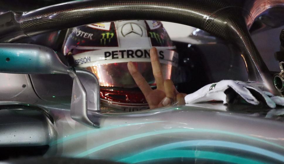 El piloto británico de Fórmula Uno Lewis Hamilton reacciona tras ganar el Gran Premio de Fórmula Uno de Singapur en el Circuito de Marina Bay el 16 de septiembre de 2018. (EFE / EPA / FRANCK ROBICHON)