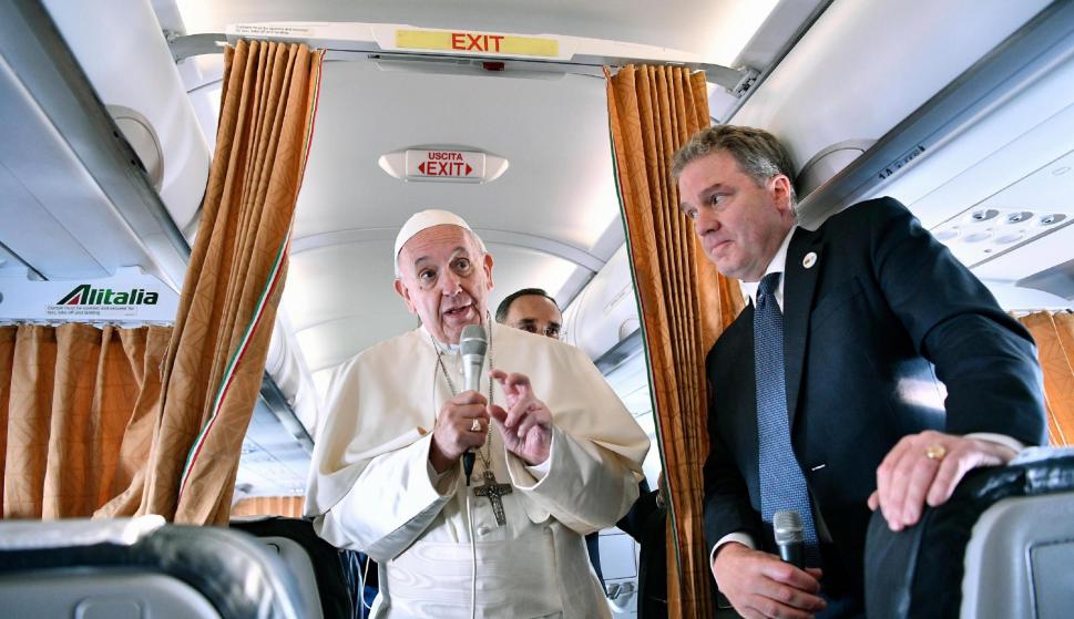 El Papa Francisco habla con los medios a bordo de su avión con motivo de su viaje a Lituania, Letonia y Estonia EFE / EPA
