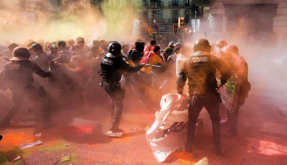 Los Mossos d´Esquadra han cargado en Barcelona contra grupos de independentistas que pretendían llegar a la sede de la Jefatura Superior de Policía (EFE)
