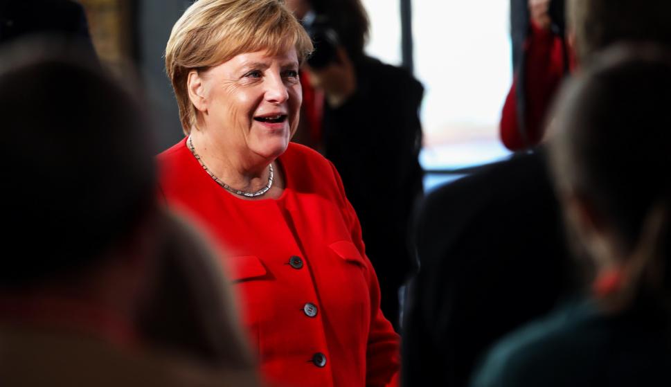 La canciller alemana, Angela Merkel, participa en el simposio "10 años de movilidad eléctrica en Berlín (Alemania) el 27 de septiembre (EFE/ Felipe Trueba)