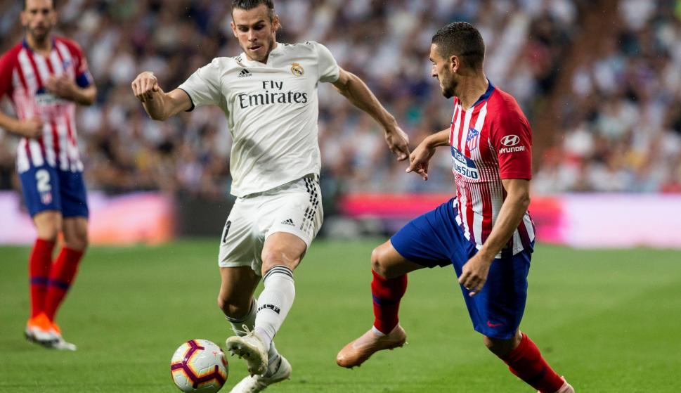 El delantero galés  Gareth Bale (i), intenta controlar el balón ante el centrocampista del Atlético de Madrid, Koke (EFE)