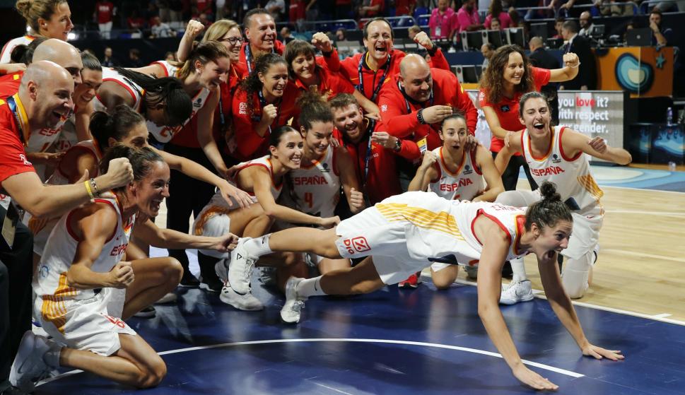 Jugadoras y cuerpo técnico de la selección española celebran su victoria sobre el combinado de Bélgica a la finalización del encuentro por la medalla de bronce (EFE)