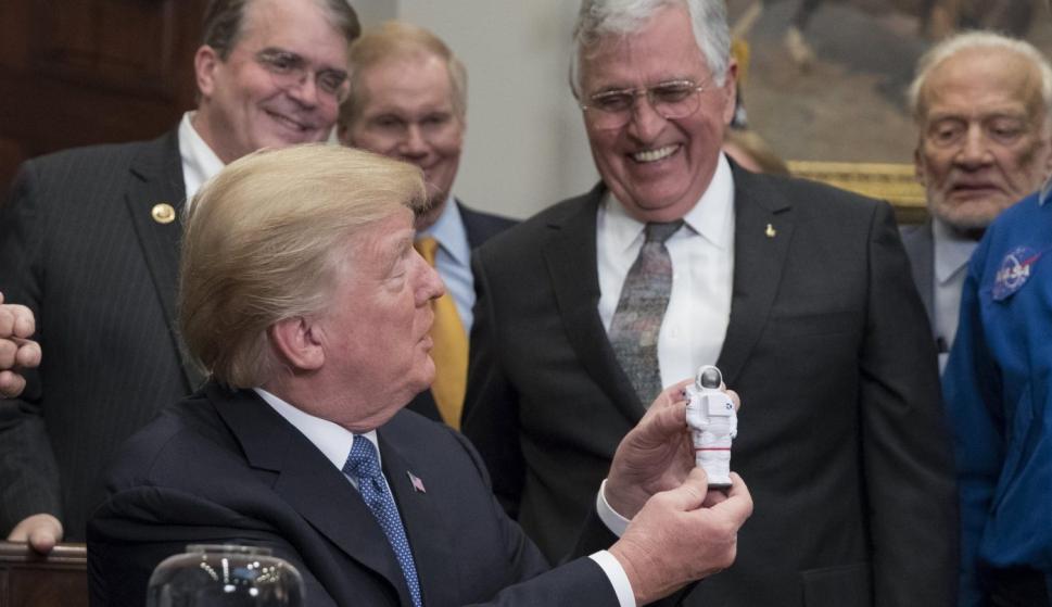 El presidente de EEUU, Donald Trump, muestra un muñeco astronauta a Harrison Schmitt,, a su derecha, quien formó parte de la última misión a la Luna. EFE