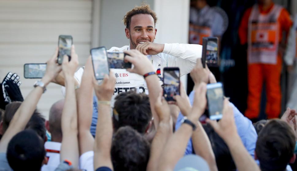 Lewis Hamilton reacciona después de ganar el Gran Premio de Fórmula Uno de Japón en el circuito de Suzuka (EFE / EPA / DIEGO AZUBEL)