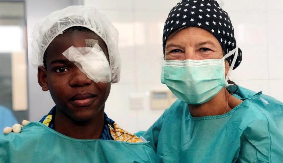 Fotografía de la cirujana española Elena Barraquer, que ha operado esta semana a 250 personas con cataratas en Angola (EFE)