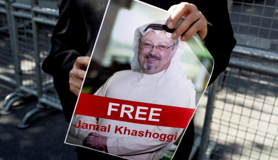 Manifestantes a las afueras del consulado para protestar contra la desaparición del periodista Jamal Khashoggi.EFE