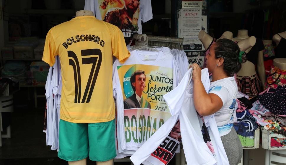 Fotografía de una tienda donde se venden camisetas alusivas al candidato presidencial Jair Bolsonaro el martes, 9 de octubre, en Río de Janeiro (EFE/Marcelo Sayão)