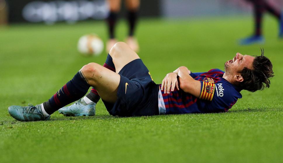 El delantero argentino del FC Barcelona, Leo Messi, se duele tras una jugada durante encuentro correspondiente a la novena jornada de primera división que disputan frente al Sevilla en el estadio del Camp Nou, en Barcelona. EFE/Alejandro García.