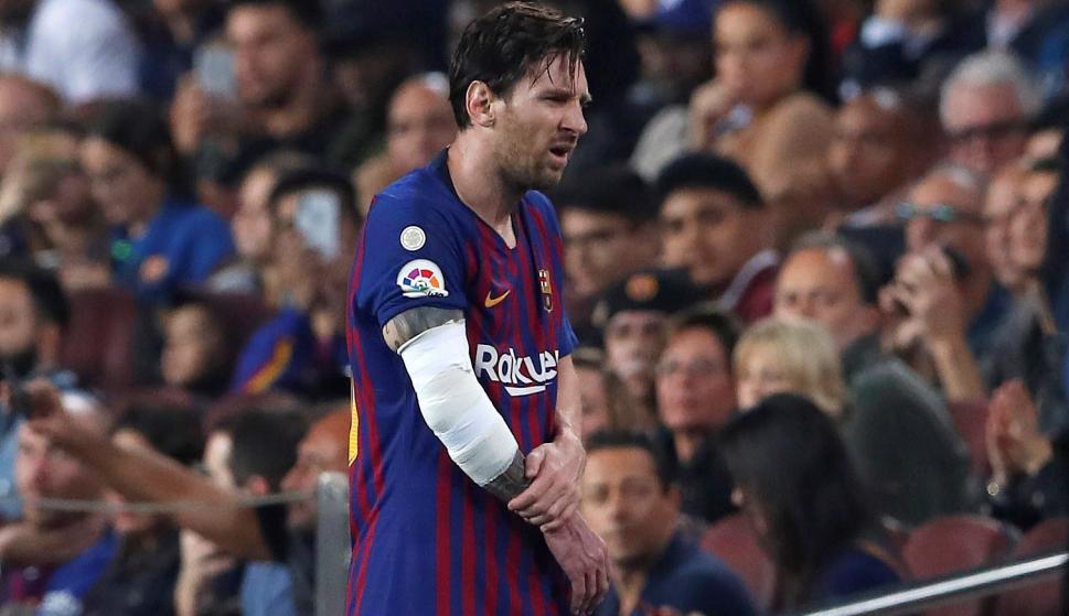 El delantero argentino del FC Barcelona, Leo Messi, abandona el terreno de juego tras caer lesionado. EFE/Alberto Estévez.