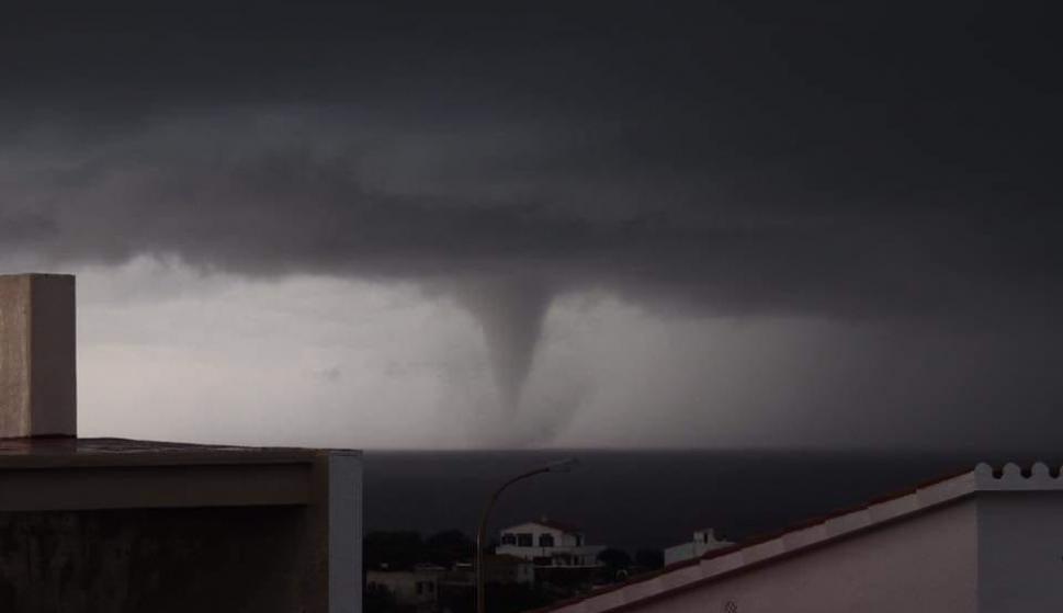 El tornado ha afectado a la urbanización de la Argentina, en Alaior (Foto: Rudi Keegan/Facebook)