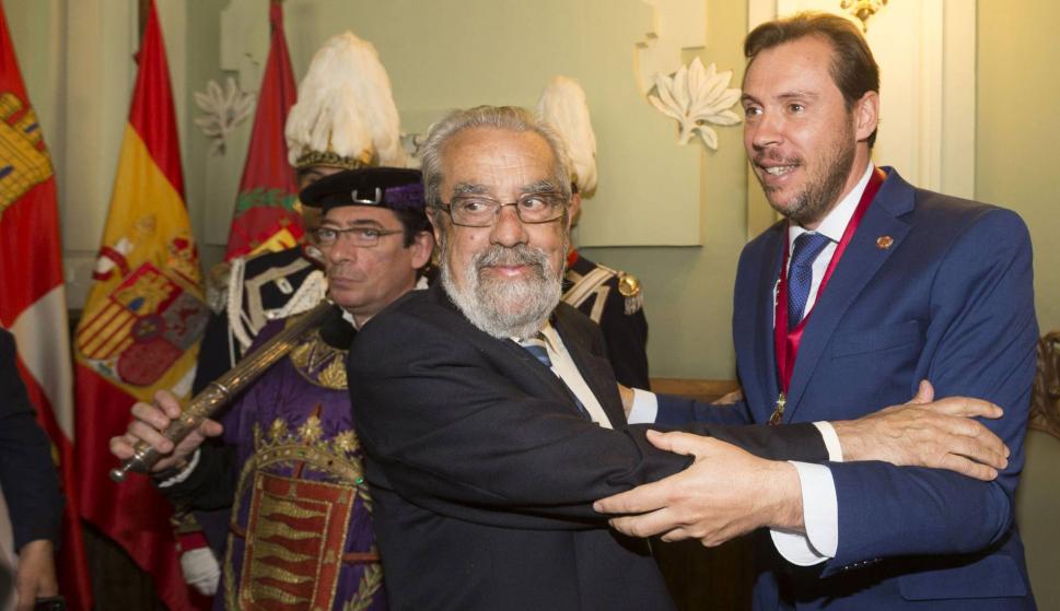 Tomás Rodríguez Bolaños felicita a Óscar Puente tras ser investido este último como alcalde de Valladolid. R. GARCÍA EFE