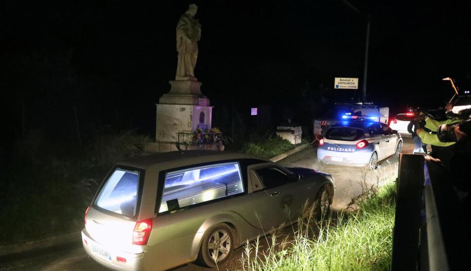 Una caravana de la policía escolta un coche fúnebre que transporta el ataúd de una de las nueve víctimas en Casteldaccia, (Palermo), Sicilia. EFE