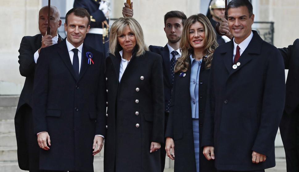 El presidente francés Emmanuel Macron y su esposa Brigitte Macron reciben al presidente Pedro Sánchez y a su esposa,  Begoña Gómez en el Palacio del Elíseo.EFE/EPA/CHRISTOPHE PETIT TESSON