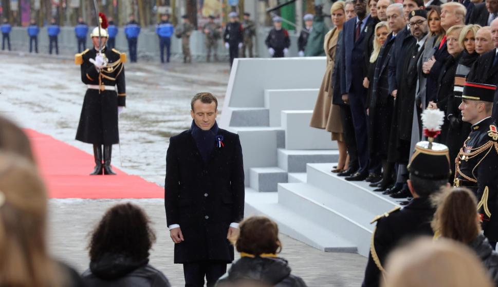 El presidente francés Emmanuel Macron presenta sus respetos ante la Tumba del Soldado Desconocido (EFE/EPA/LUDOVIC MARIN)