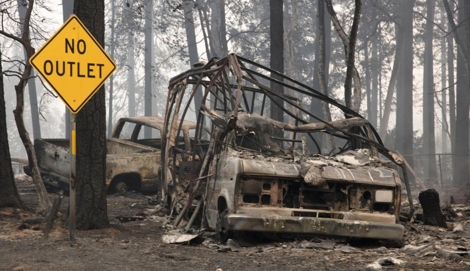 Un vehículo quemado en el patio de una casa de Paradise, California (EFE/EPA/PETER DASILVA)