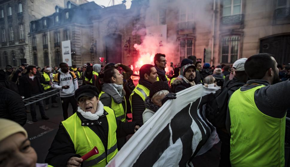 Manifestantes vistiendo chalecos amarillos marchan al Palacio del Elíseo, en París (EFE/EPA/IAN LANGSDON)